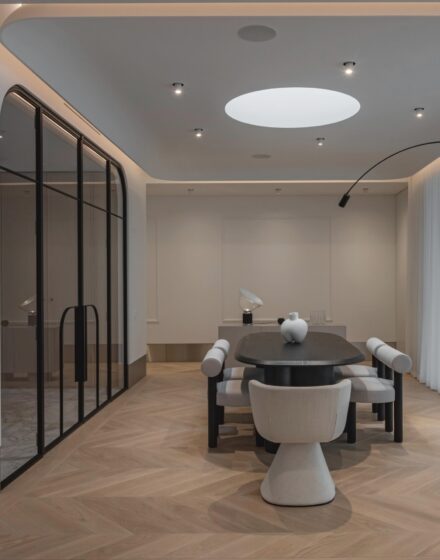 Santūri dinamika: Chevron ąžuolinis parketas subtiliame, minimalistiniame interjere