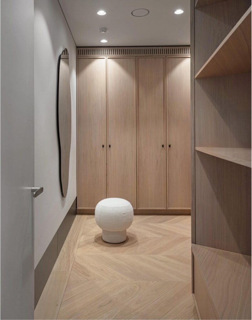 Santūri dinamika: Chevron ąžuolinis parketas subtiliame, minimalistiniame interjere