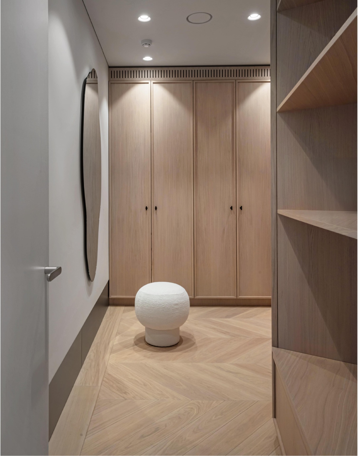 Santūri dinamika: Chevron ąžuolinis parketas subtiliame, minimalistiniame interjere