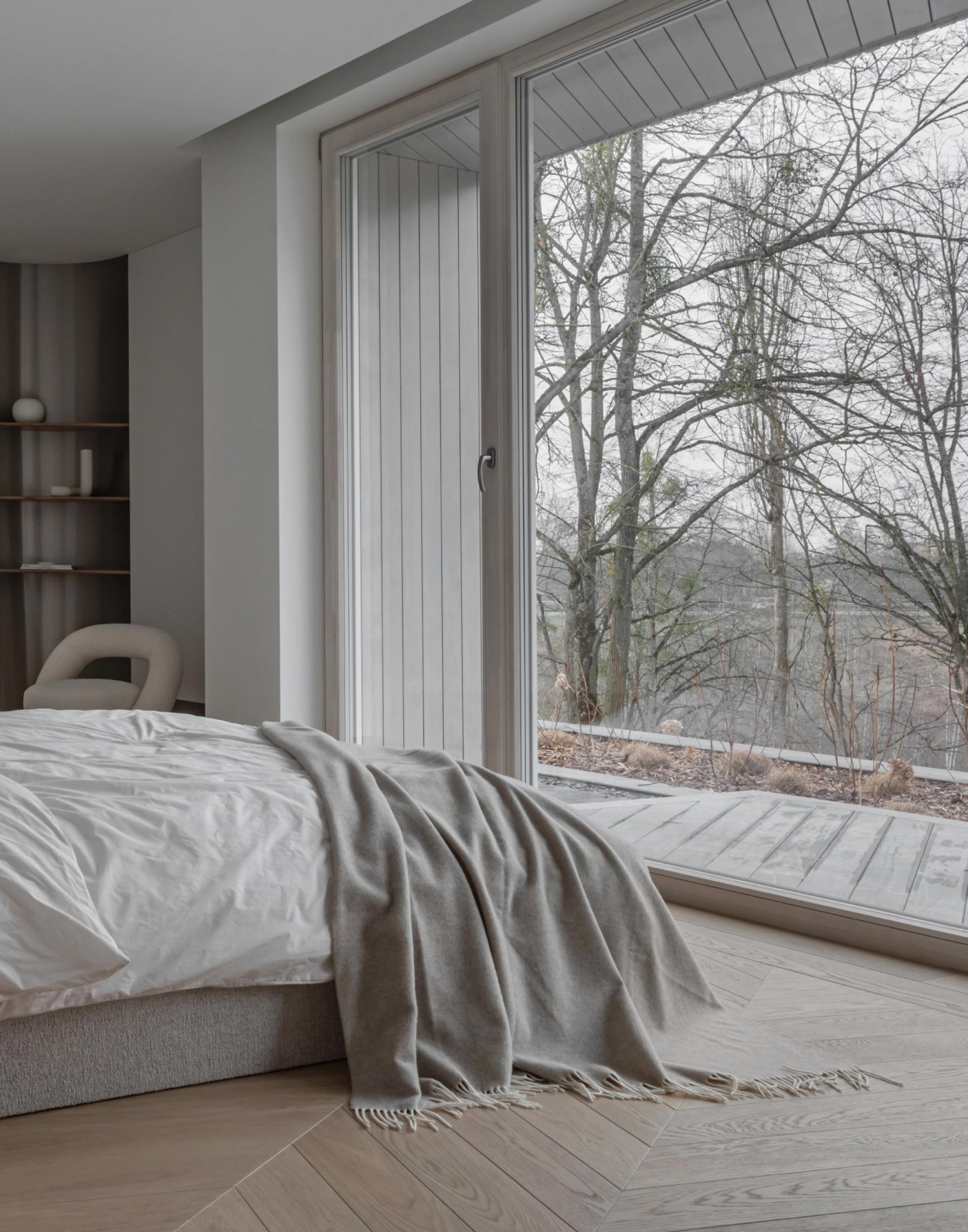 Santūri dinamika: Chevron ąžuolinis parketas subtiliame, minimalistiniame interjere