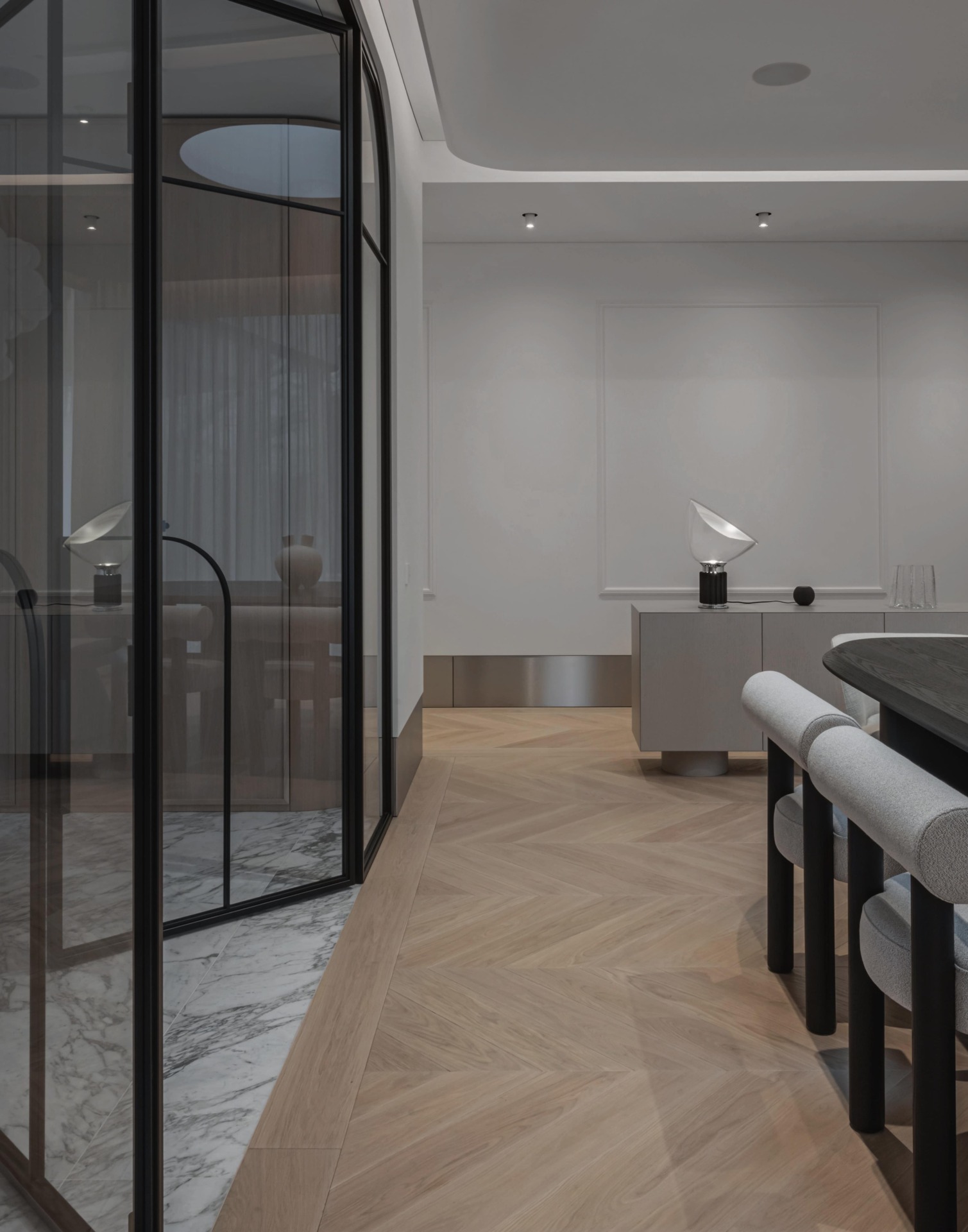 Santūri dinamika: Chevron ąžuolinis parketas subtiliame, minimalistiniame interjere