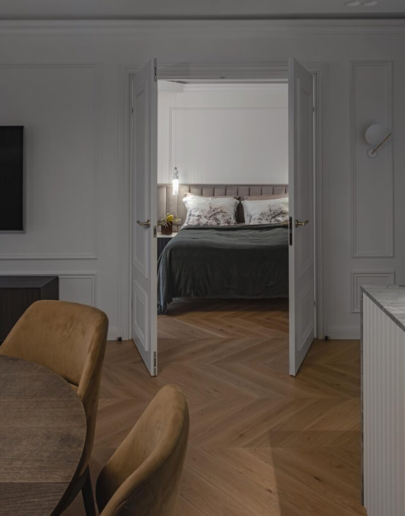 Skaidriai balto interjero ritmas: Chevron rašto ąžuolinis parketas