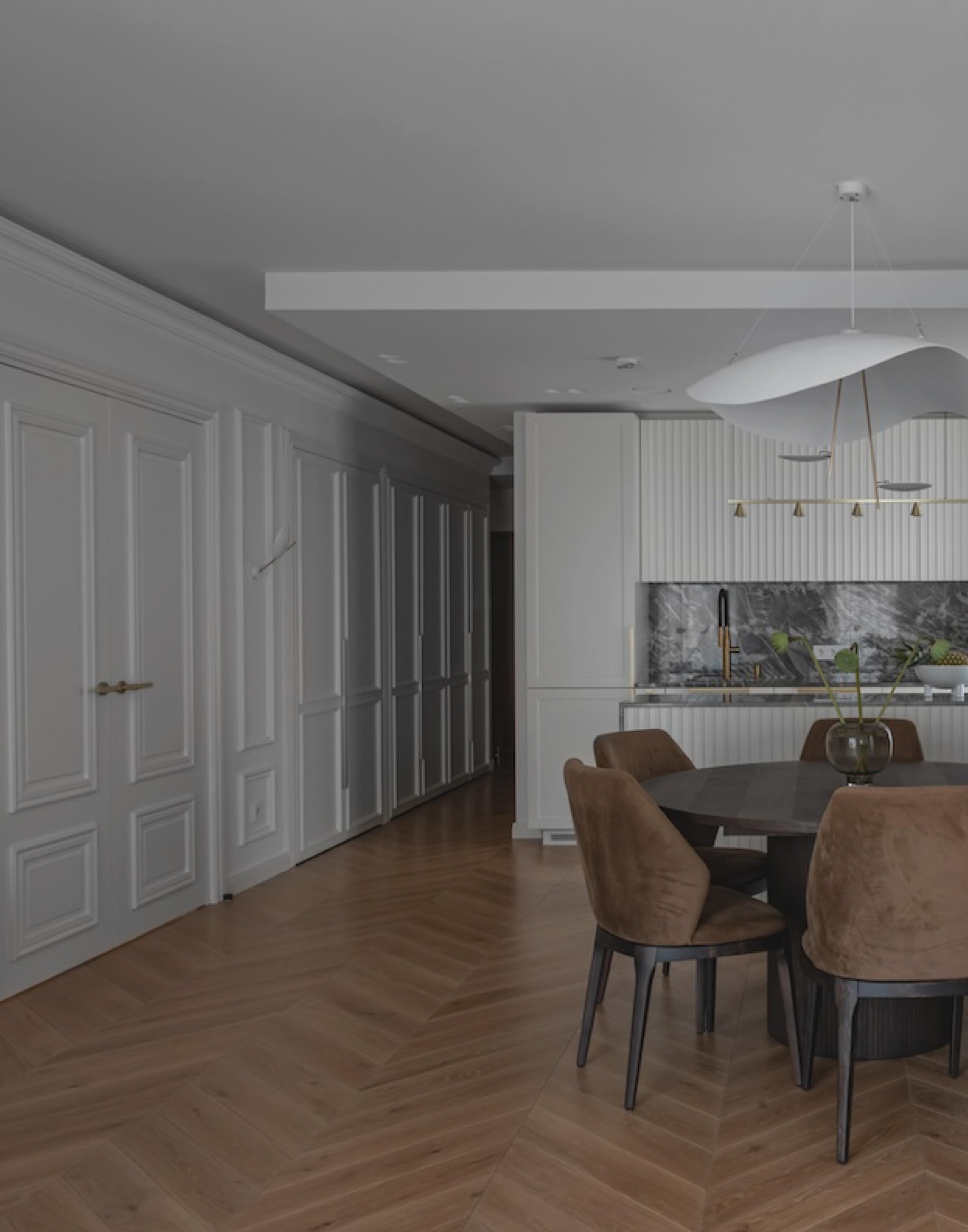 Skaidriai balto interjero ritmas: Chevron rašto ąžuolinis parketas