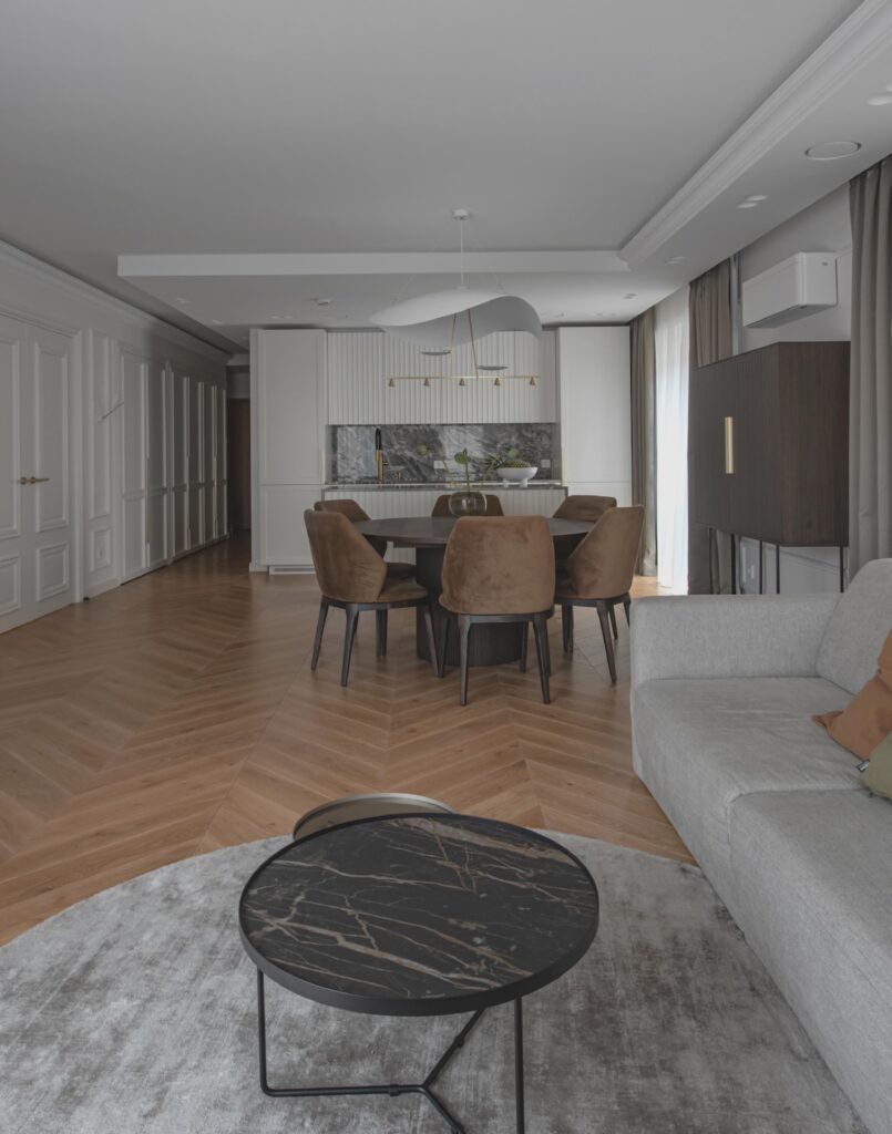 Skaidriai balto interjero ritmas: Chevron rašto ąžuolinis parketas