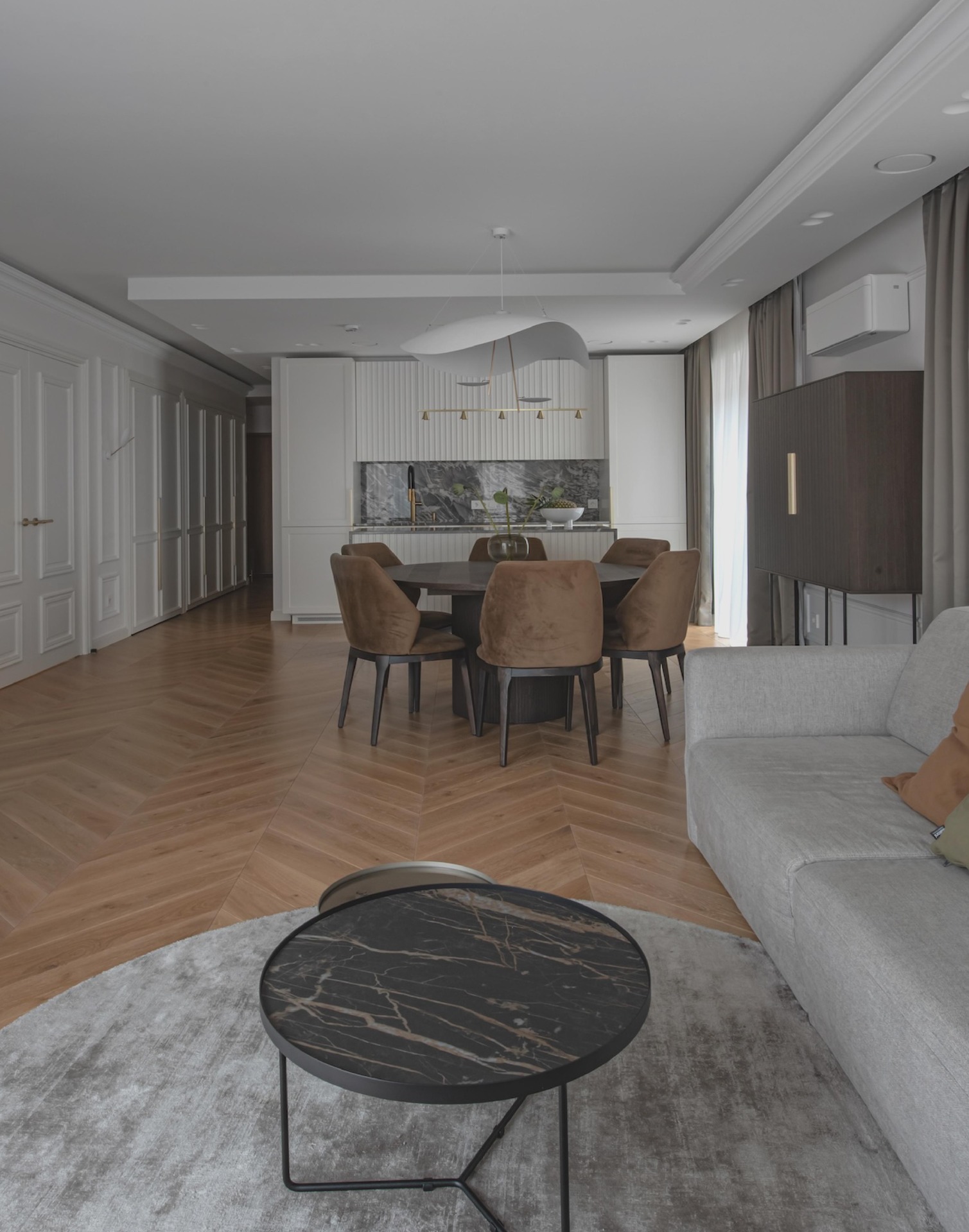 Skaidriai balto interjero ritmas: Chevron rašto ąžuolinis parketas