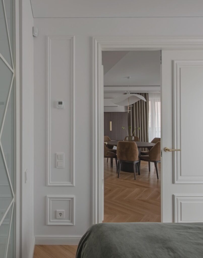 Skaidriai balto interjero ritmas: Chevron rašto ąžuolinis parketas