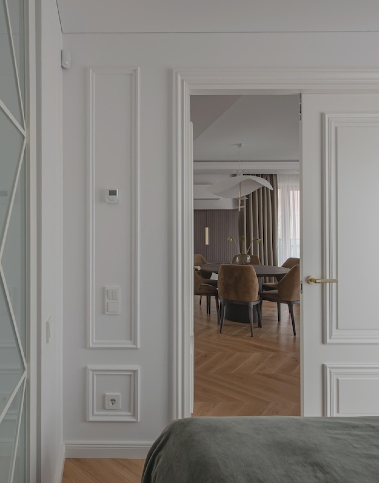 Skaidriai balto interjero ritmas: Chevron rašto ąžuolinis parketas