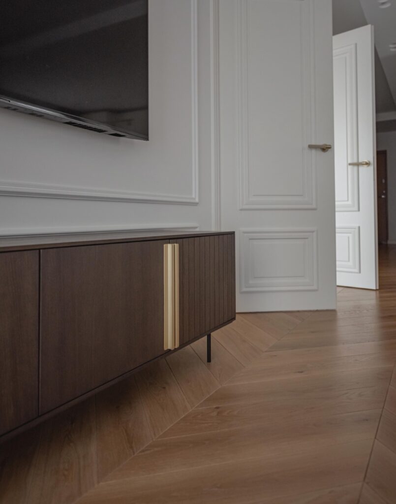 Skaidriai balto interjero ritmas: Chevron rašto ąžuolinis parketas