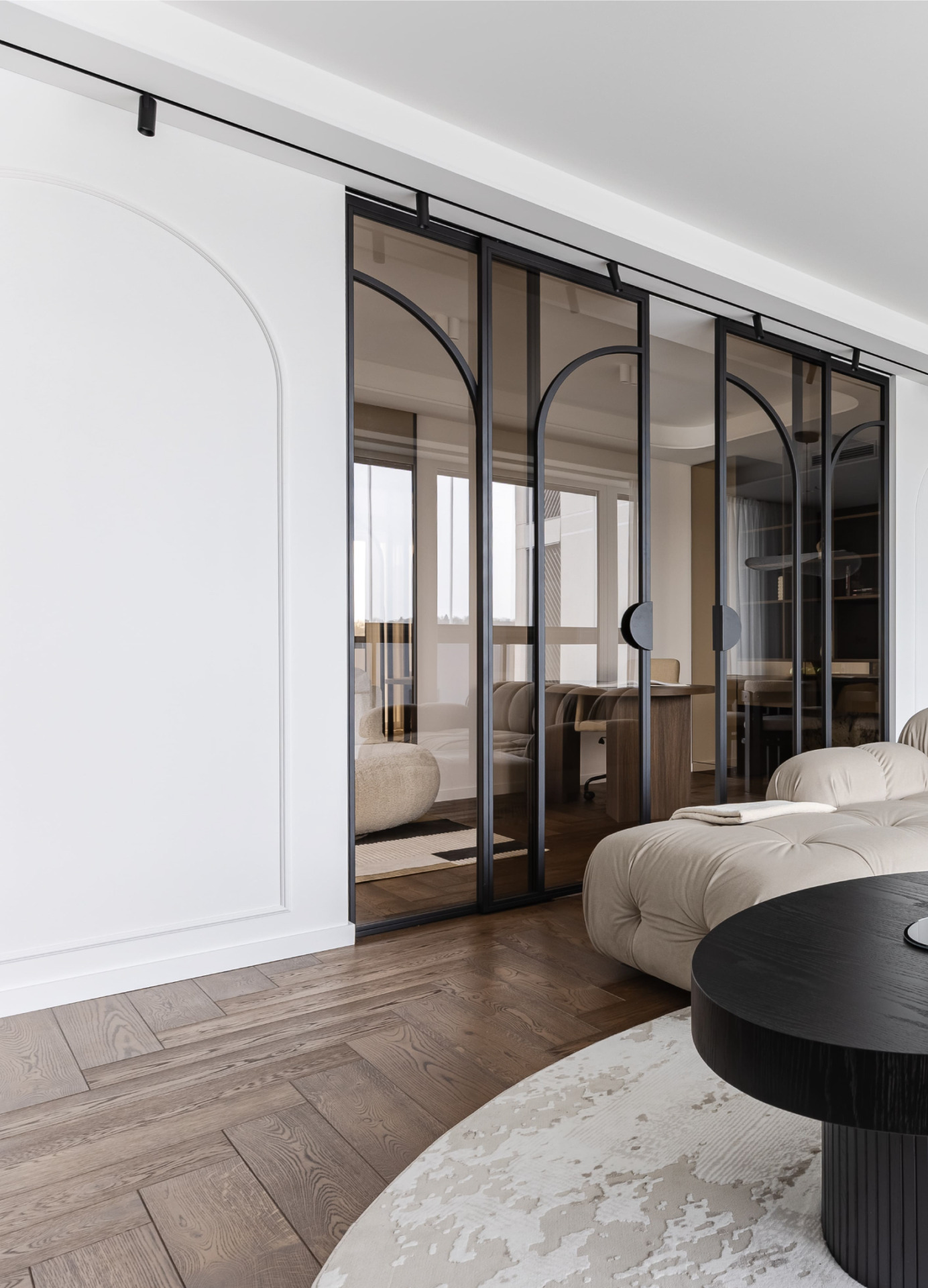 Riešuto spalvos dinamika Herringbone rašte – elegantiškas ąžuolas jūsų interjere