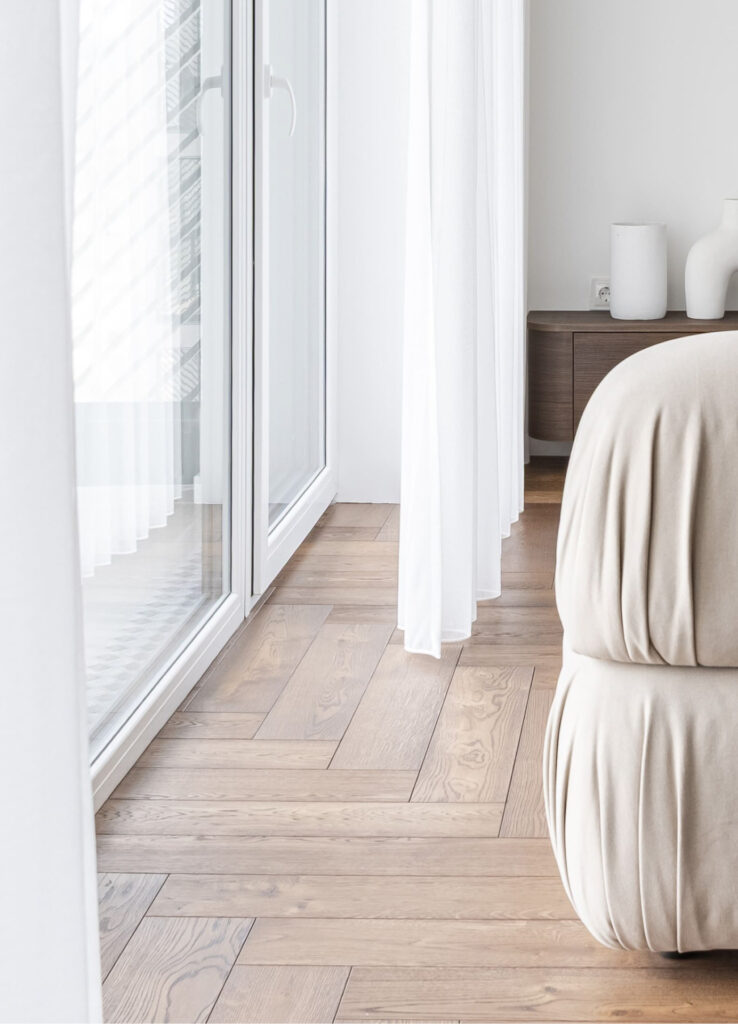 Riešuto spalvos dinamika Herringbone rašte – elegantiškas ąžuolas jūsų interjere