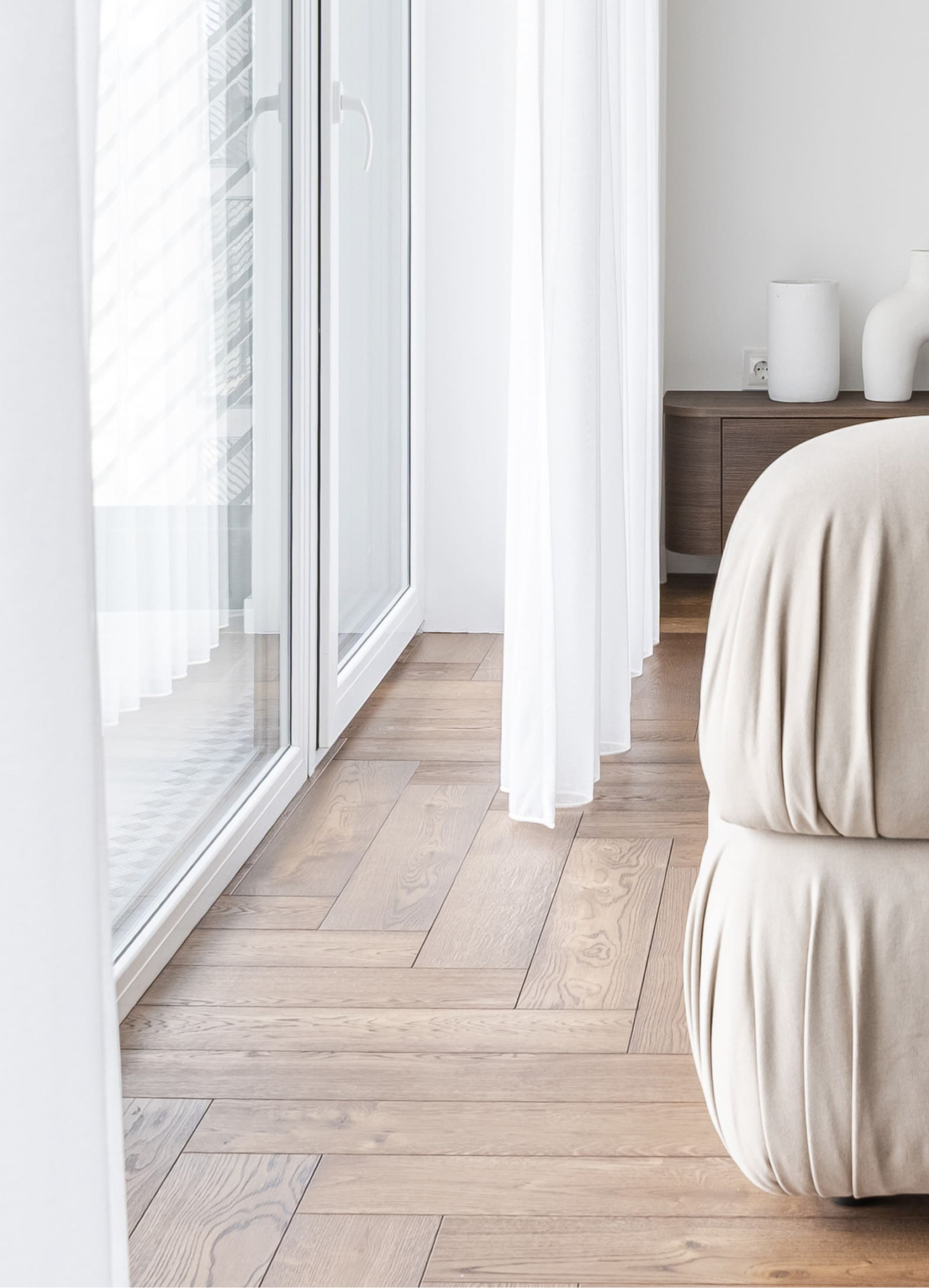 Riešuto spalvos dinamika Herringbone rašte – elegantiškas ąžuolas jūsų interjere