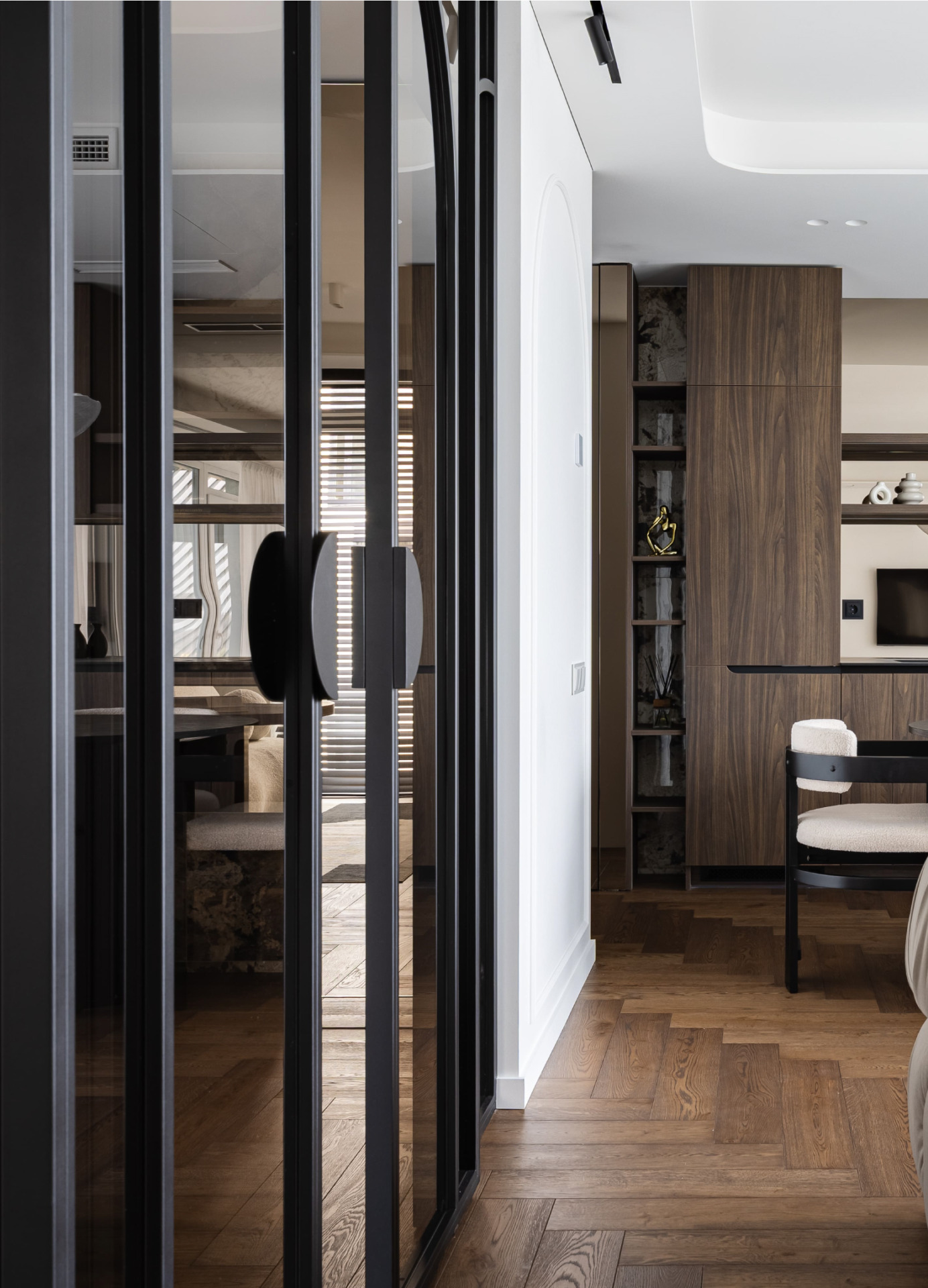 Riešuto spalvos dinamika Herringbone rašte – elegantiškas ąžuolas jūsų interjere