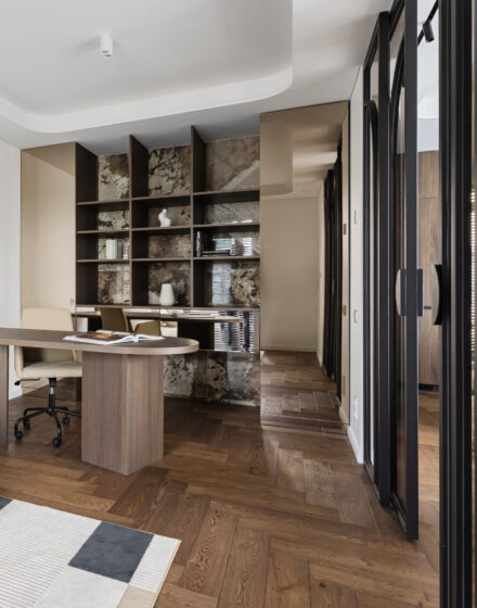 Riešuto spalvos dinamika Herringbone rašte – elegantiškas ąžuolas jūsų interjere