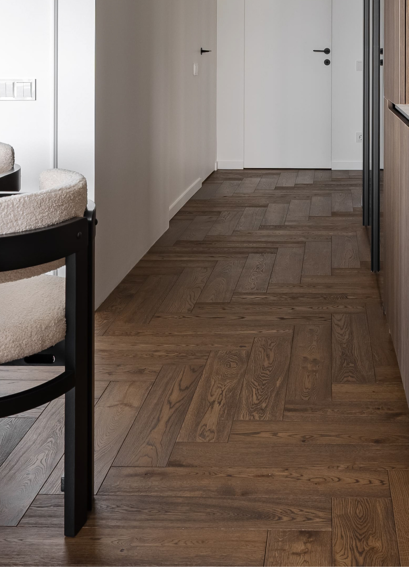 Riešuto spalvos dinamika Herringbone rašte – elegantiškas ąžuolas jūsų interjere