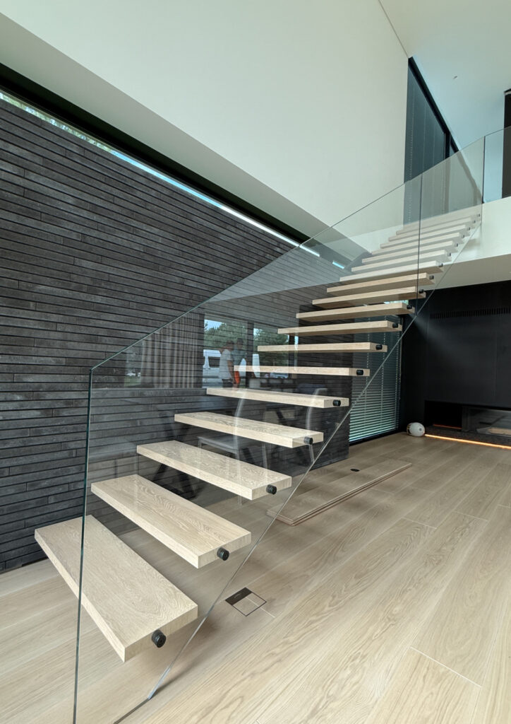 Modernus interjeras su Ivory ąžuolo grindimis