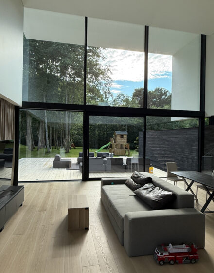 Modernus interjeras su Ivory ąžuolo grindimis