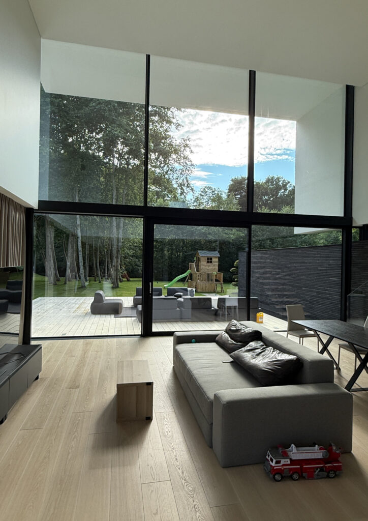 Modernus interjeras su Ivory ąžuolo grindimis