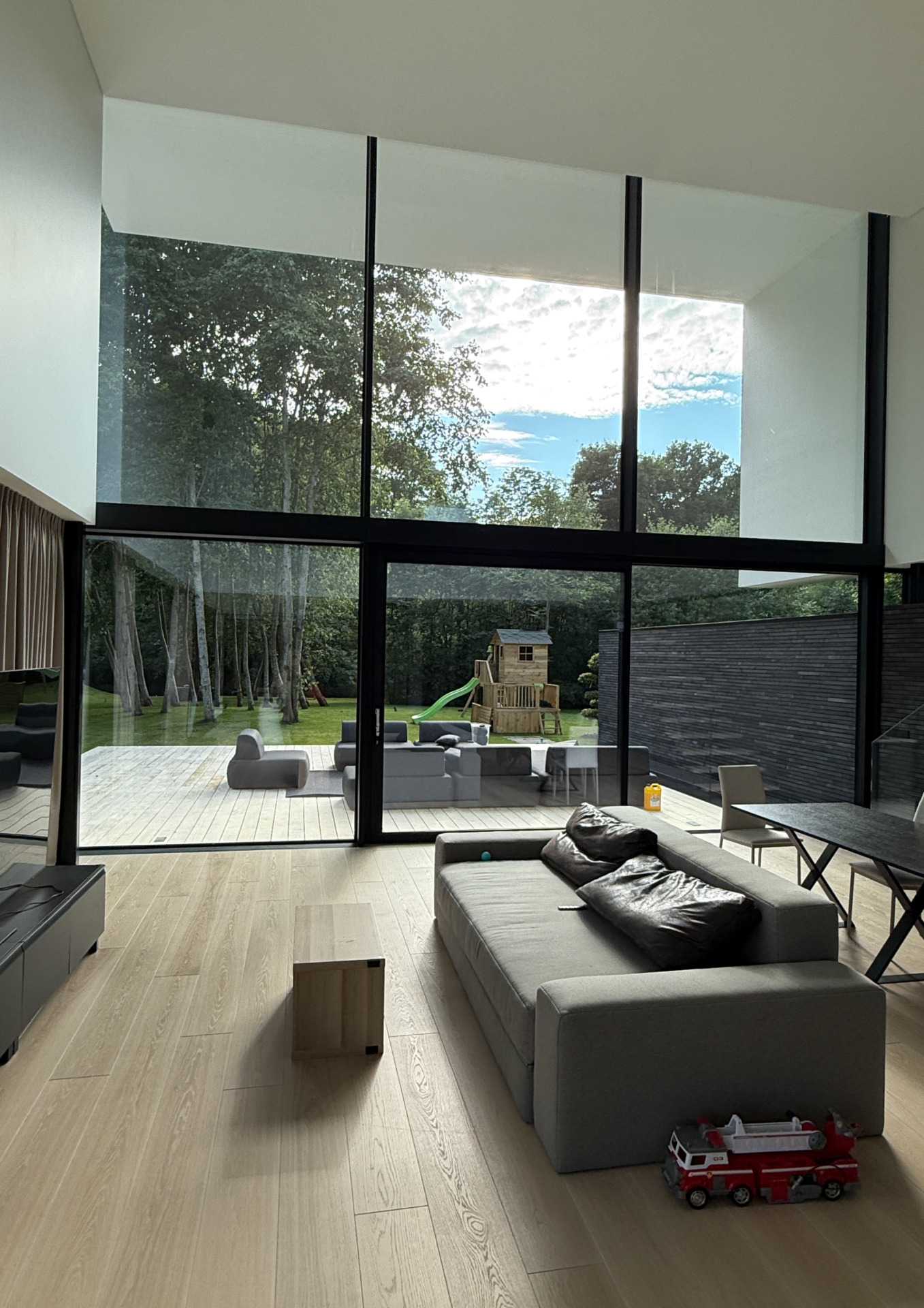 Modernus interjeras su Ivory ąžuolo grindimis