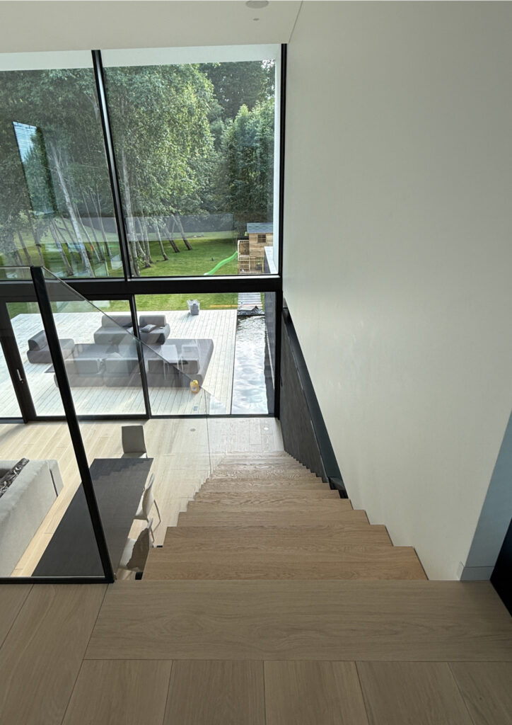 Modernus interjeras su Ivory ąžuolo grindimis