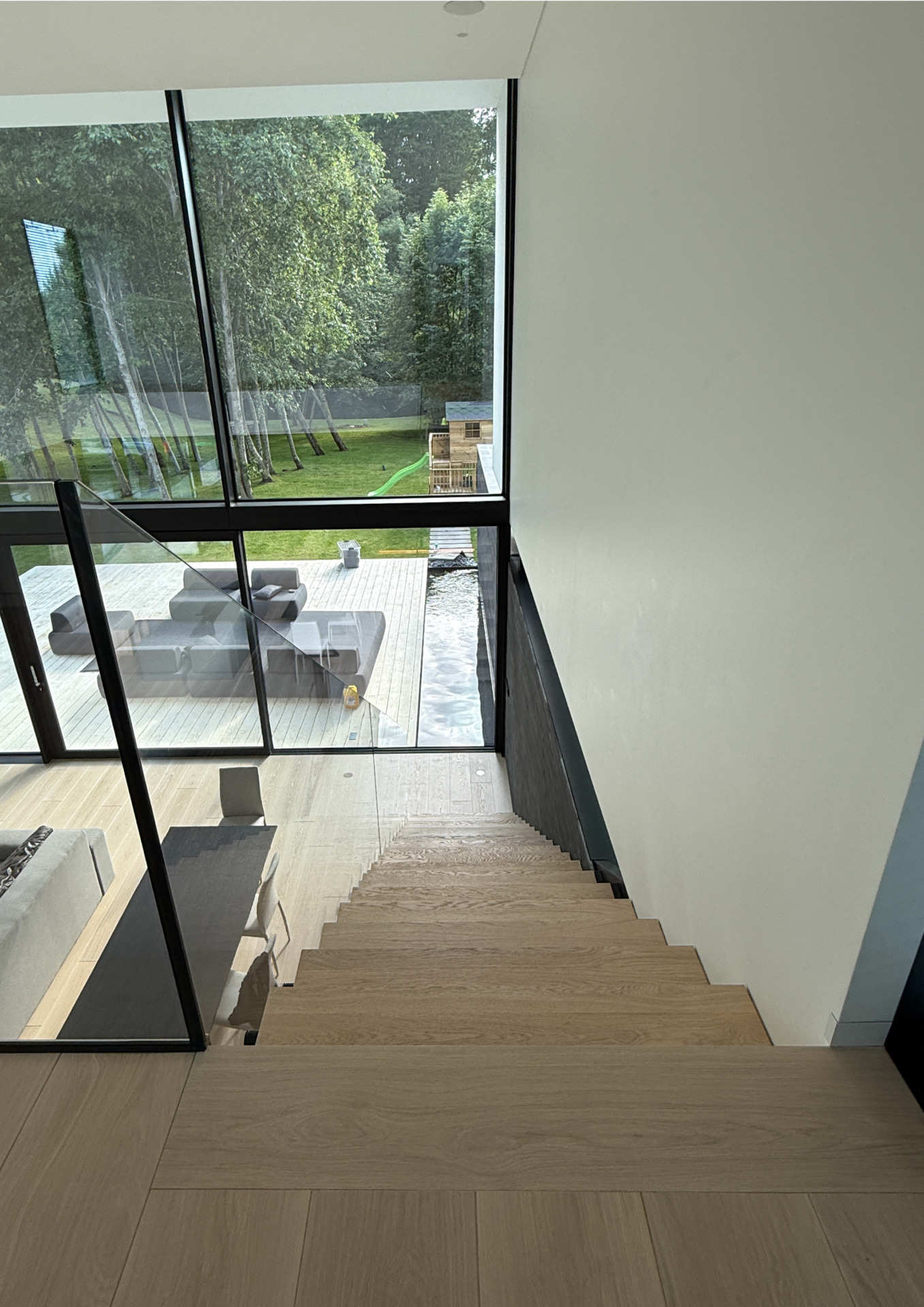 Modernus interjeras su Ivory ąžuolo grindimis