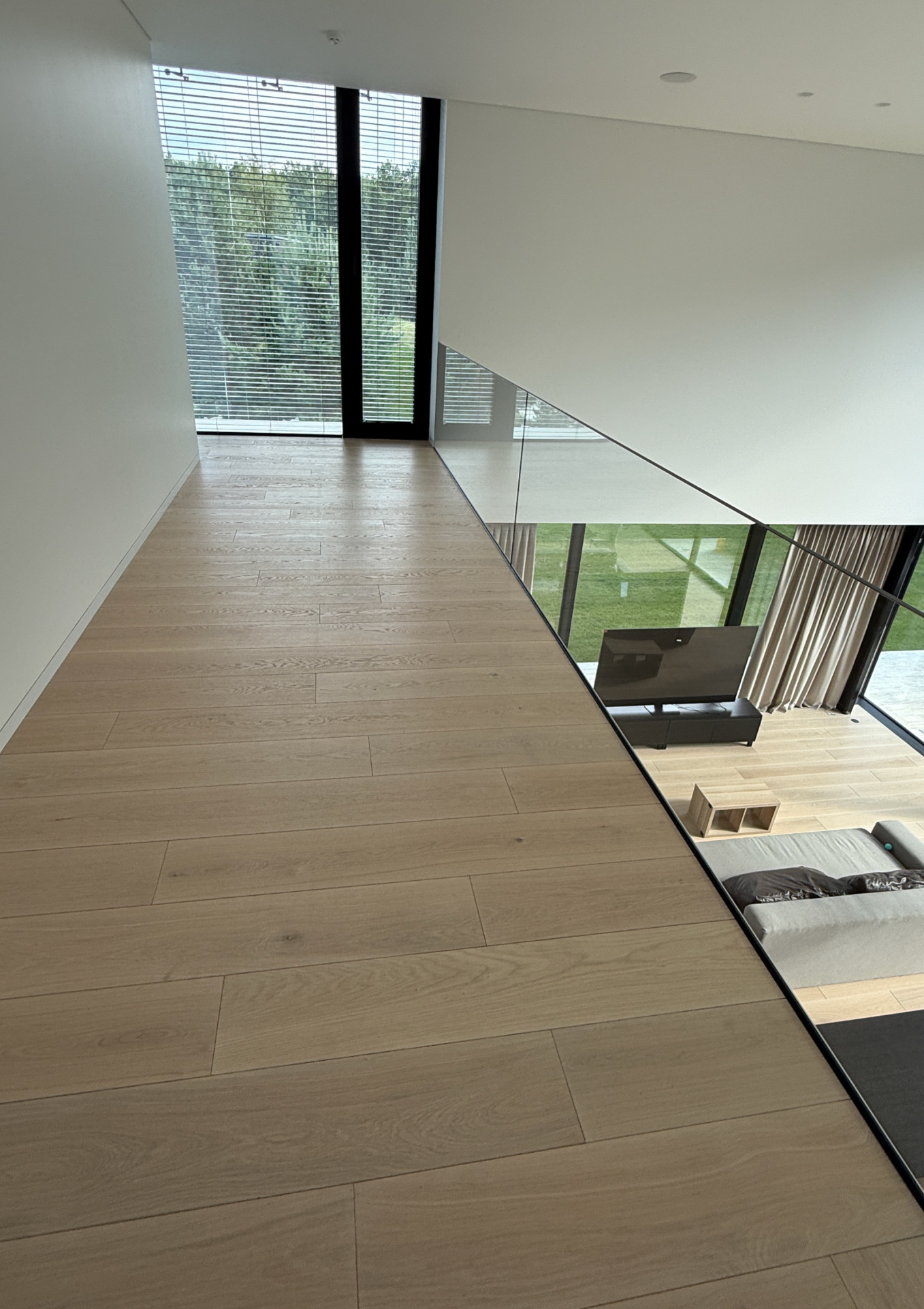 Modernus interjeras su Ivory ąžuolo grindimis